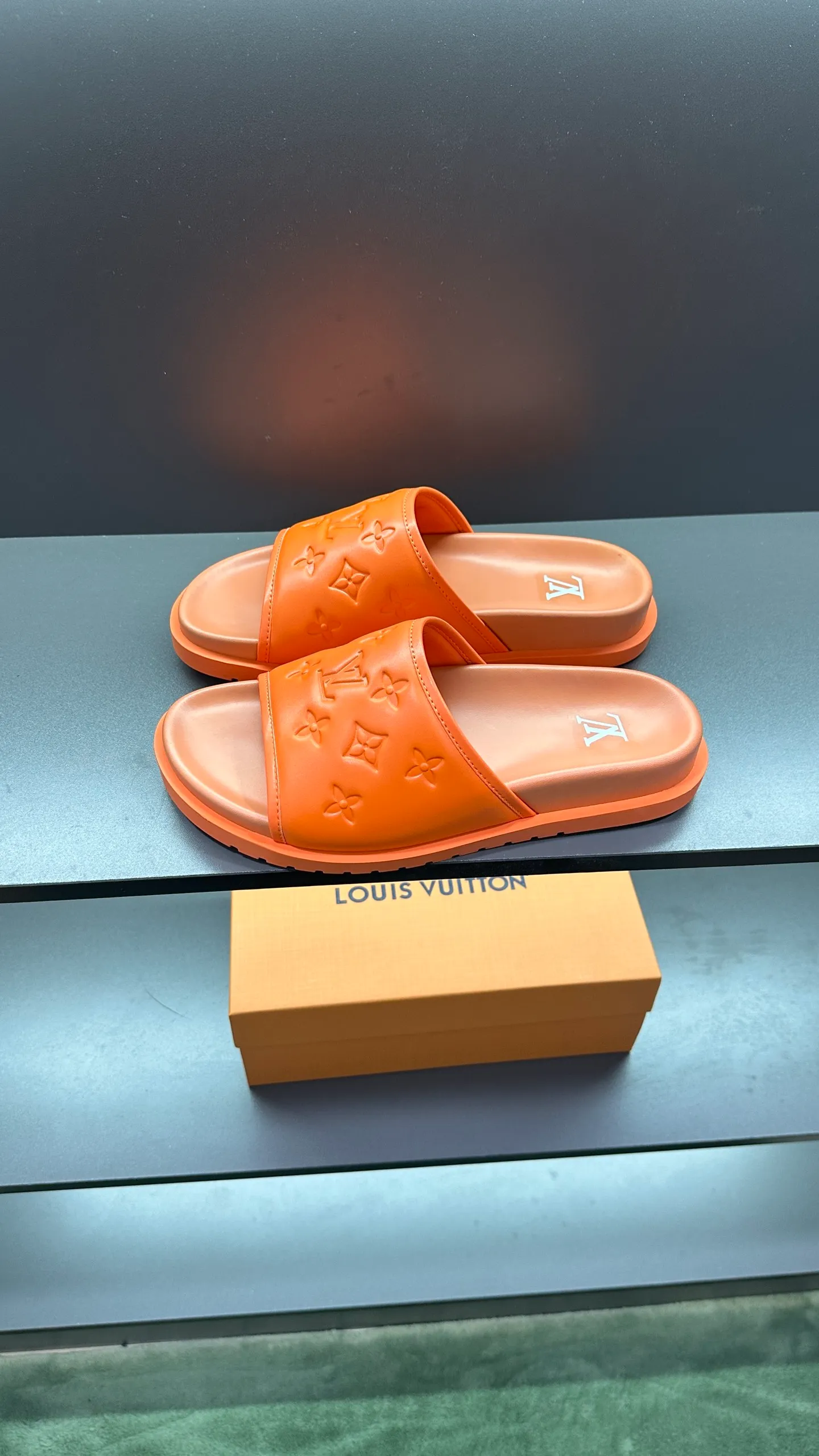 [L Home] P: 300💰Size: 38-45 Top purchasing lv men's summer slippers, classic presbyopia with soft real leather lining, unique color splicing effect, distinctive personality, fashionable and trendy essential style, light and comfortable. Lightweight and tough rubber insole, micro ridged foam outsole, super comfortable!